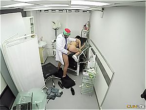 wild patient gets nailed by the gynecologist