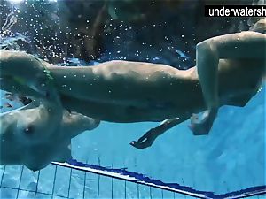 2 uber-sexy amateurs displaying their bodies off under water